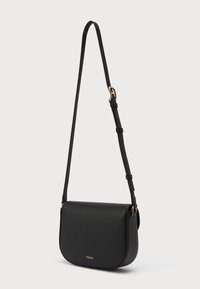 Musta nahkainen olkalaukku, jossa on säädettävä hihna ja kultainen solki, etupuolella pieni kultainen "FURLA"-logo.