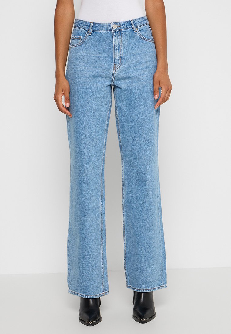 Jasnoniebieskie dżinsy z wysokim stanem i szerokimi nogawkami, z delikatnym efektem sprania, z pięcioma kieszeniami i kontrastującymi szwami.