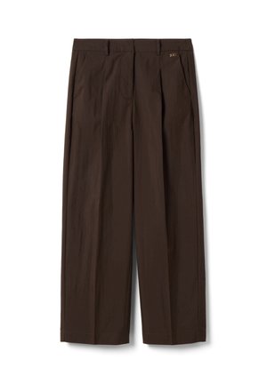 Dunkelbraune Straight-Leg-Hosen mit Vorderfalten, Gürtelschlaufen, Seitentaschen und einem kleinen metallischen Logodetail in der Nähe des Bunds.