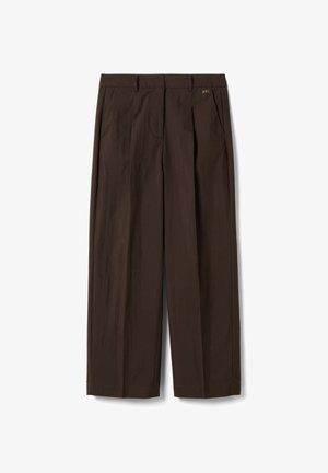 Donkerbruine broek met rechte pijpen, voorplooien, riemlussen, zijzakken en een klein metalen logo detail nabij de tailleband.