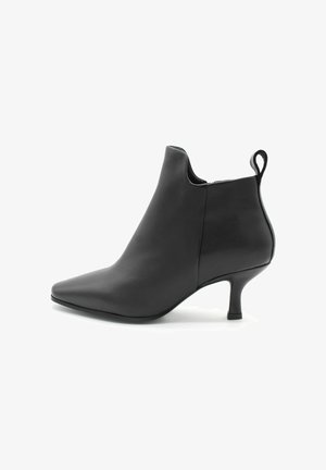 Stivale alla caviglia nero in pelle liscia, con punta affusolata, design elegante e tacco a stiletto basso con un piccolo lembo sul retro.