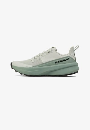 Lichtgrijze sport schoenen met mintgroene accenten, voorzien van een gestructureerde mesh bovenkant, een chunky zool en een zwarte buitenzool. Logo weergegeven aan de zijkant.