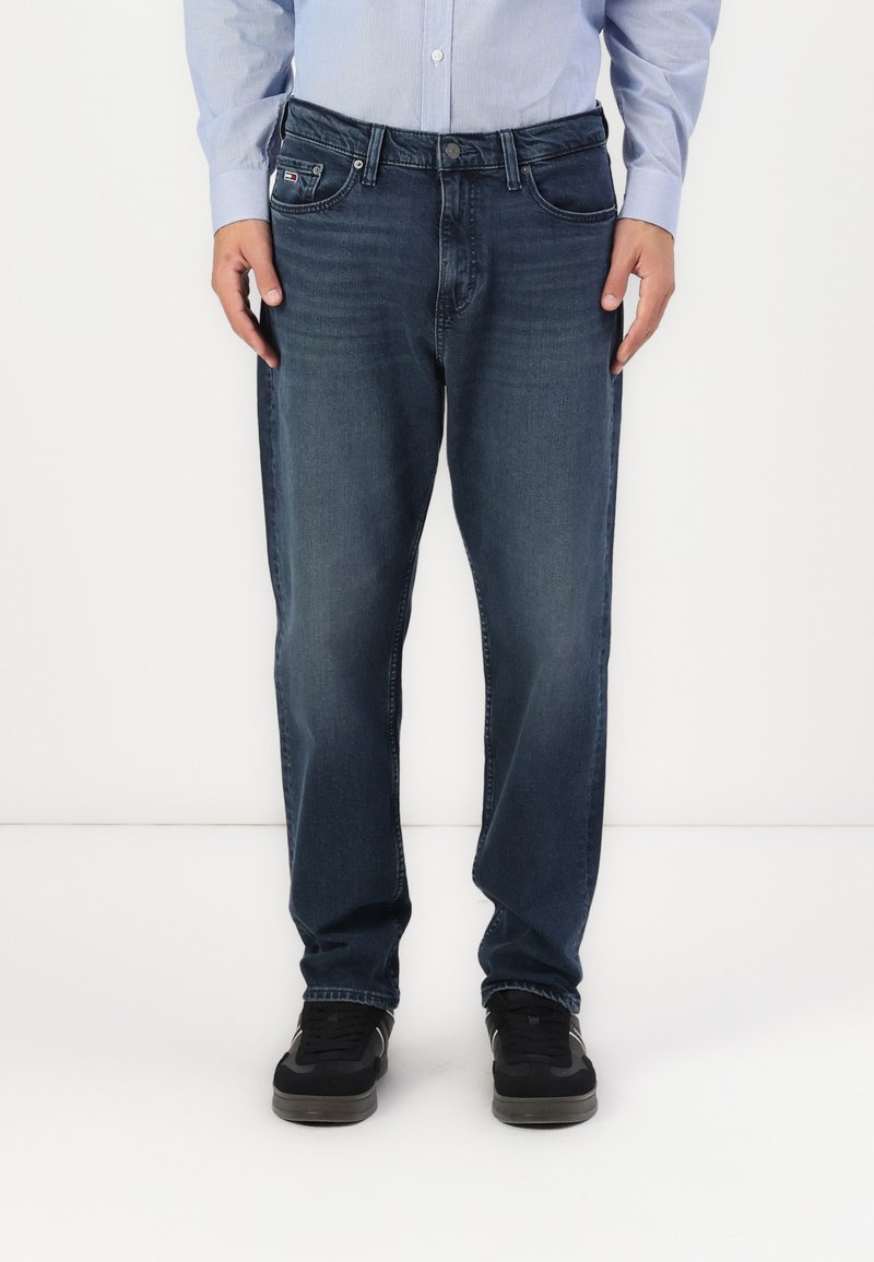 Tommy Jeans - ISAAC - Vaqueros boyfriend - denim dark, Ampliar