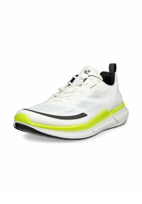 Scarpa sportiva bianca con tomaia textured, accenti neri e suola gialla vivace. Presenta lacci e una linguetta sul retro per una facile indossabilità.