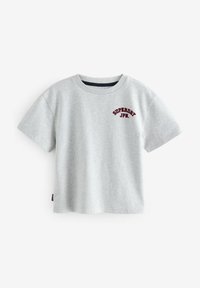 Camiseta de algodón gris con mangas cortas, cuello redondo y "SUPERDRY JPN" impreso en color burdeos en el pecho. Textura suave y ajuste casual.