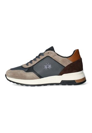 Sneaker da uomo con una combinazione di suede grigio e rete blu navy, caratterizzati da un accento in pelle marrone sul tallone e una suola bianca. Dettaglio del logo ricamato.