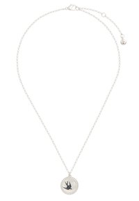 Sudraba kaklarota ar smalku ķēdīti. Rotāta ar apaļu kulonu, kurā attēlots melns un sarkans putns, un tam ir teksturēta apmale.