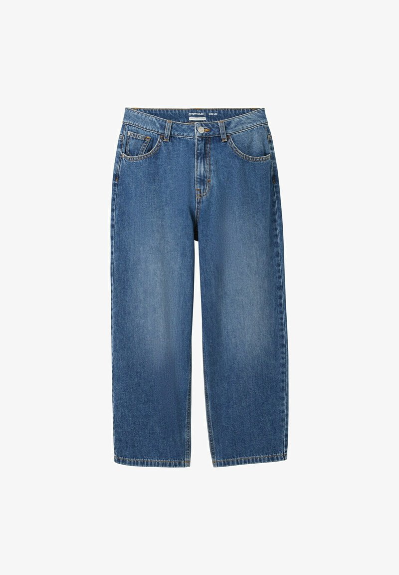 Farkkukangas housut, joissa on vaalean sininen pesu, leveät lahkeet ja keskitason vyötärö. Ominaisuuksiin kuuluu etutaskut, napitus ja haalistunut pinta.