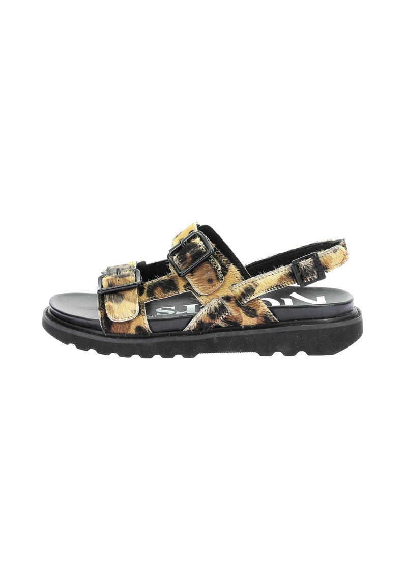 Sandal de dos hebillas con un upper de textil de estampado de leopardo, correas sintéticas negras y una suela de goma texturizada para tracción.