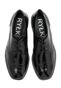 Pantofi de ocazie din piele lăcuită neagră, cu detalii wingtip brogue, cu șireturi, vârfuri pătrate și marcajul "RYŁK" în interior.