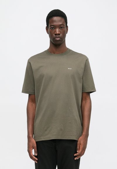 T-shirt in cotone verde oliva con maniche corte, scollatura rotonda e piccola scritta bianca sul davanti. Design semplice, vestibilità regolare, texture liscia.