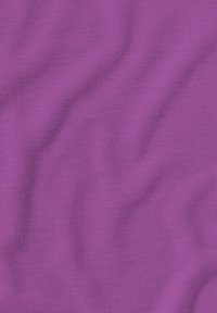 Μωβ ύφασμα με απαλή υφή και διακριτικές πτυχώσεις που δημιουργούν απαλές σκιές στην επιφάνεια.