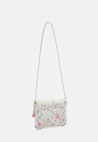 Bílá psaníčko s růžovým a fialovým květinovým vzorem a tenkým zlatým řetízkem visícím na bílém pozadí.