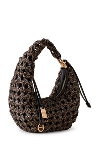 Geflochtener Handtasche in Schwarz und Beige mit einem geschwungenen Design, einem Reißverschluss und einem schwarzen Ledertrageriemen. Mit Akzenten aus goldfarbenem Metall.
