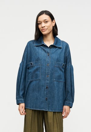 Dunkelblaues Jeanshemd mit Kragen, Knopfleiste vorne und zwei großen Brusttaschen. Verfügt über lange Ärmel mit lockerer Passform und sichtbaren Nähten.