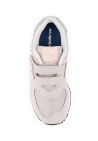 Baskets gris clair avec des accents roses. Matériaux en daim et en maille, languette rembourrée, sangle à crochet et boucle, et semelle extérieure sombre. Logo New Balance sur la languette.