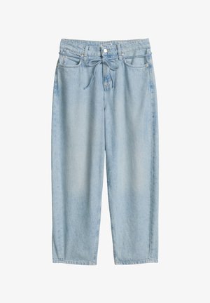 Hellblaue High-Waist-Jeans mit geradem Bein, fünf Taschen, Knopfverschluss und einem vorderen Bindeband in der Taille.