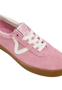 Rosa Wildleder-Sneaker mit weißen Schnürsenkeln, einem weißen Seitenlogo und einer Sohle aus Gummi. Verfügt über ein Logo-Tag an der Zunge für die Markenkennzeichnung.
