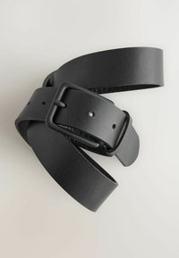 Ceinture en cuir noir avec une texture lisse, dotée d'une boucle rectangulaire et de plusieurs trous de réglage. Le design est simple et fonctionnel.