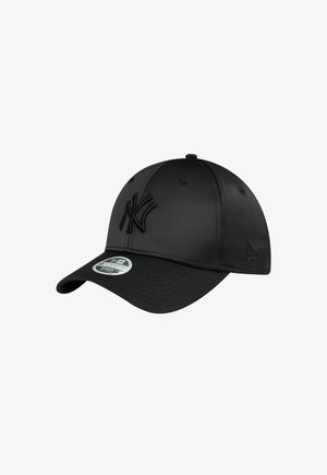 Schwarze, eng anliegende Mütze mit gesticktem NY-Logo. Hergestellt aus glattem Stoff, verfügt sie über einen gebogenen Schirm und Belüftungsöffnungen auf der Krone.