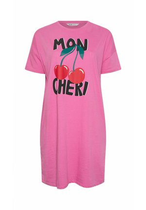 Roze jurk met korte mouwen, met een afbeelding van twee rode kersen en groene bladeren, en dikke zwarte tekst "MON CHERI" op de voorkant.