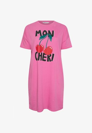 Roze jurk met korte mouwen, met een afbeelding van twee rode kersen en groene bladeren, en dikke zwarte tekst "MON CHERI" op de voorkant.