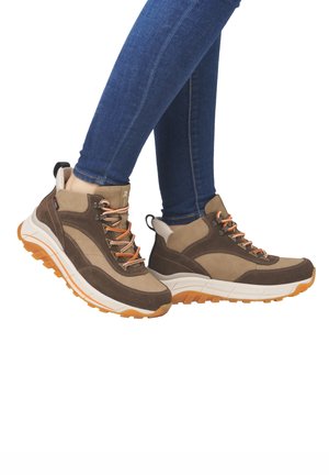 Chaussures marron et beige montantes jusqu'à la cheville avec des lacets orange et des accents texturés. Semelles en caoutchouc et combinaison de matériaux en daim et en maille.