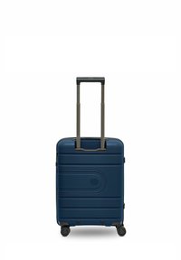Navyblauer Hartschalenkoffer mit ausgezogenem Teleskopgriff und vier Spinner-Rädern auf einem weißen Hintergrund.