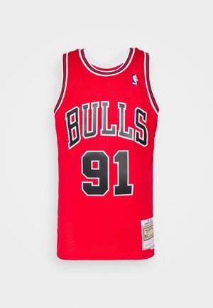Canottiera da basket rossa con texture in rete. Presenta la scritta "BULLS" in nero, il numero "91" in nero e una toppa del logo NBA sulla spalla sinistra.