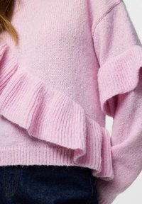 Różowy sweter z dzianiny z teksturowanym, falbaniastym wzorem na dole i rękawach, z prążkowanym wykończeniem na dole i mankietach.