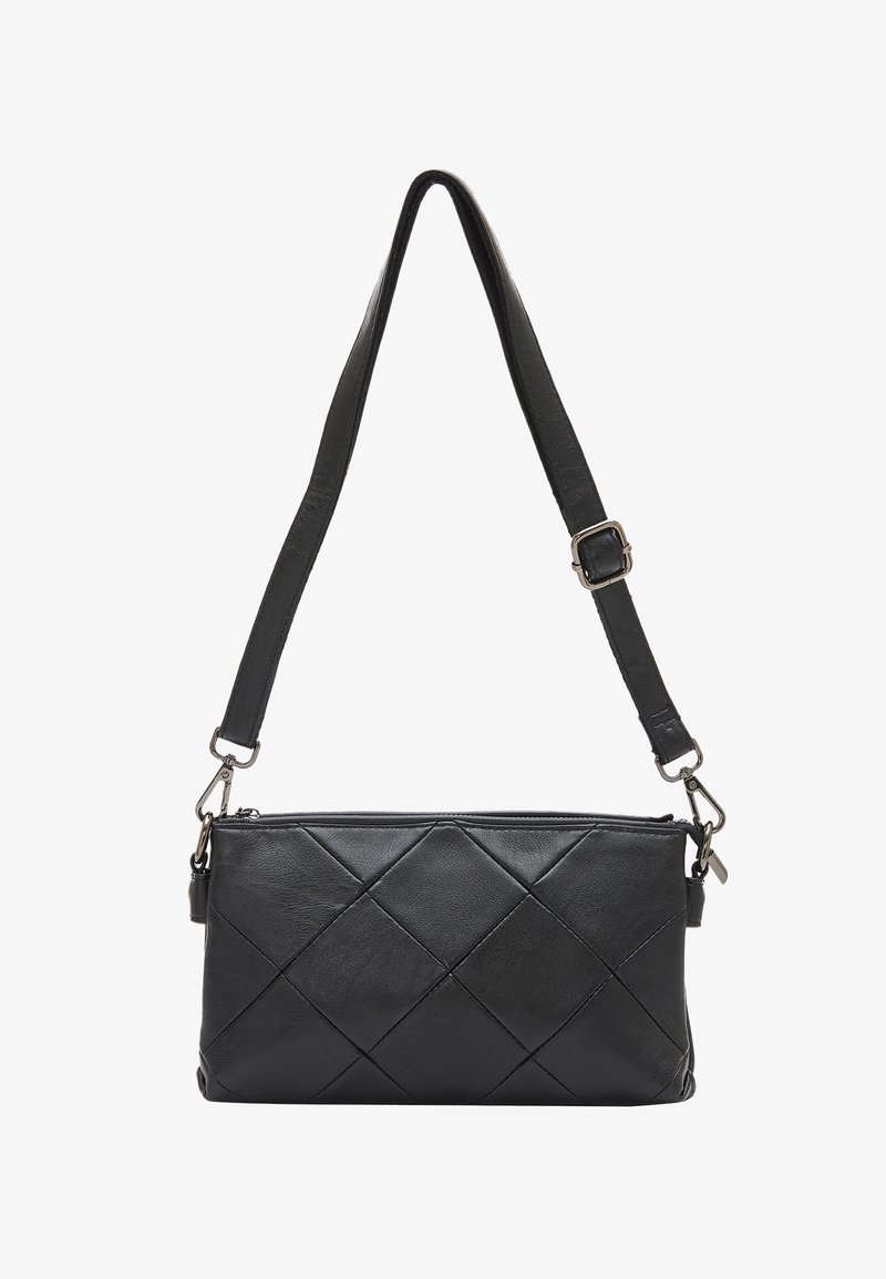 Borsa a tracolla nera in pelle trapuntata. Caratterizzata da una forma rettangolare, una tracolla regolabile e una chiusura superiore con zip. Accenti in metallo argentato.