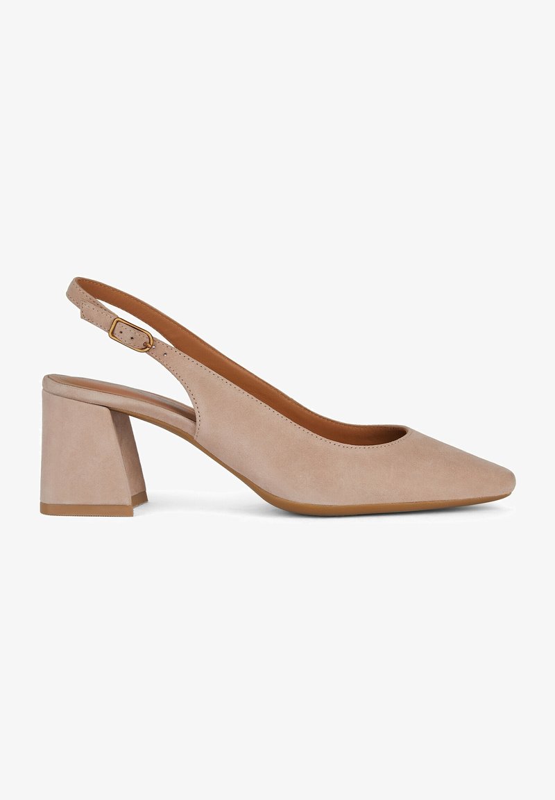 Escarpin à bride arrière en daim beige avec bout pointu, talon bloc et bride ajustable avec boucle.