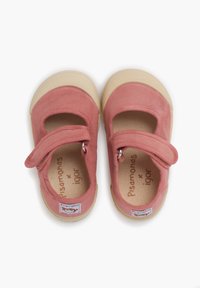 Zapatos Mary Jane de lona rosa con suela de goma beige, que cuentan con una correa ajustable, lados con recortes y un parche de logotipo divertido en el interior.