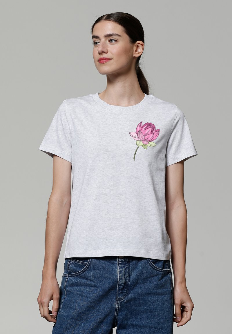 Lichtgrijze t-shirt met korte mouwen van zachte stof, met een kleurrijk roze lotusbloemontwerp op de linkerborst. Rechte zoom.