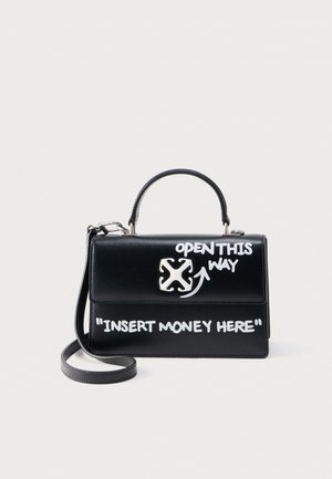 Geantă de mână din piele neagră cu text graffiti alb „DESCHIDEȚI AICI” și „INTRODUCEȚI BANII AICI”, având un mâner superior și o curea de umăr detașabilă.