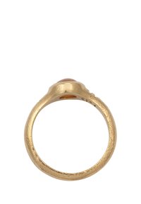 Arany gyűrű sima, lekerekített sávval, texturált felülettel és egy középső rózsaszín drágakővel, emelt foglalatban elhelyezve.