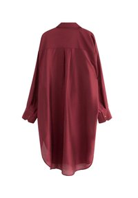 Dlouhá burgundská košilová šaty s límečkem, knoflíkovými manžetami a zakřiveným lemem, zobrazená zezadu na bílém pozadí.