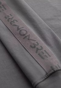 Unselected, grey