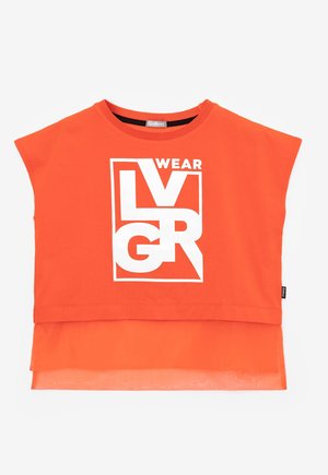 Orange kortærmet top med lagdelt kant, der har et hvidt grafisk design med ordene "WEAR" og "LVGR" i fed skrift.