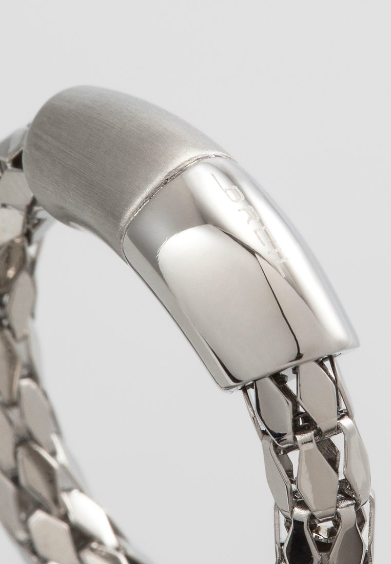 Armband aus Edelstahl mit einem Kettenglieddesign und einem polierten, gebogenen Verschluss. Die Oberfläche hat ein gebürstetes Finish und glatte Akzente.