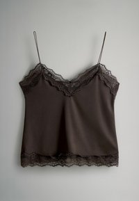 Tumši brūns krekliņš no gludas auduma ar plānām spageti siksnām, kuram kakla izgriezumā un apakšmalā ir mežģīņu apmale.