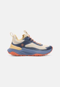 Lettvekts sneakers med en beige mesh-overdel, marineblå detaljer, oransje gummisåle, uttalt hæl og grå mellomsåle.