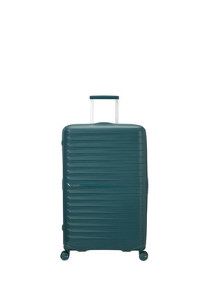 Türkisfarbener Hartschalenkoffer mit horizontalen Rillen, vier Drehrollen und einem ausgefahrenen Teleskopgriff.