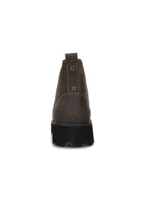 Stivaletto in pelle marrone con linguetta sul retro, cuciture rinforzate, due occhielli e una suola in gomma nera spessa.