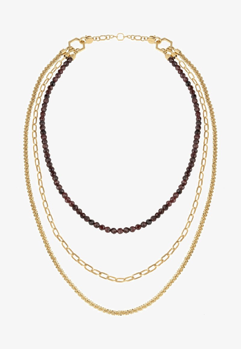 Guld flerlagringshalsband med tre kedjor: en med mörka pärlor, en med ovala länkar och en fint tvinnad guldkedja.