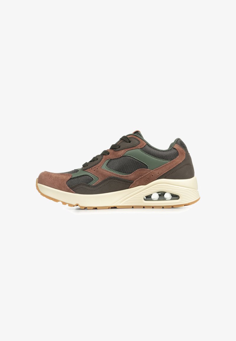 Baskets de sport marron et vert avec tige en mesh et en daim, coussin d'air visible dans la semelle beige et semelle en caoutchouc gomme, montrées en vue latérale.