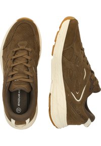 Chaussures de sport en suede marron et en maille avec des accents blancs, bout arrondi, languette rembourrée, et semelle en caoutchouc texturé pour une meilleure adhérence.