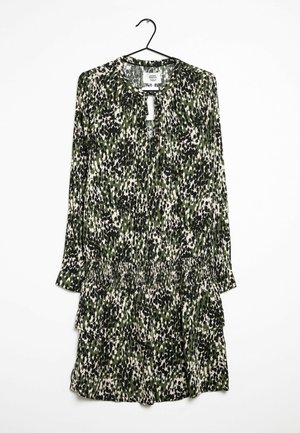 Langärmliges Kleid mit einem Tierdruck in Grün, Schwarz und Creme. Verfügt über einen Schlüssel-Ausschnitt, eine geraffte Taille und einen gestuften Volantrock.