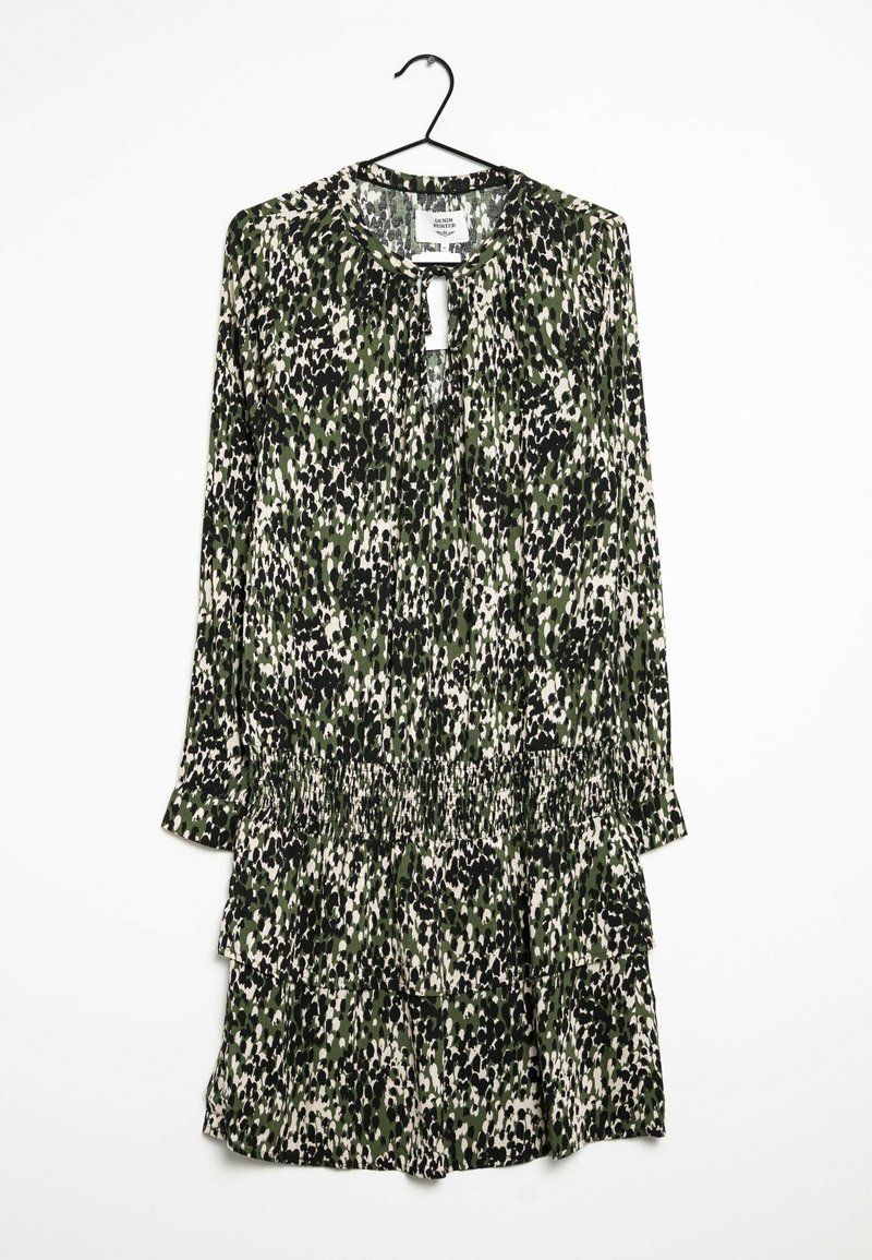 Vartalosateinen mekko, jossa on vihreä, musta ja kerma eläinkuos. Ominaisuuksiin kuuluu avainreikäkaulus, kerätty vyötärö ja kerroksittain röyhelöillä varustettu helma.