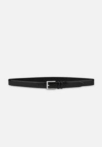 Cintura in pelle nera con texture liscia, fibbia rettangolare in argento e multiple fori per la regolazione, caratterizzata da un design minimalista.